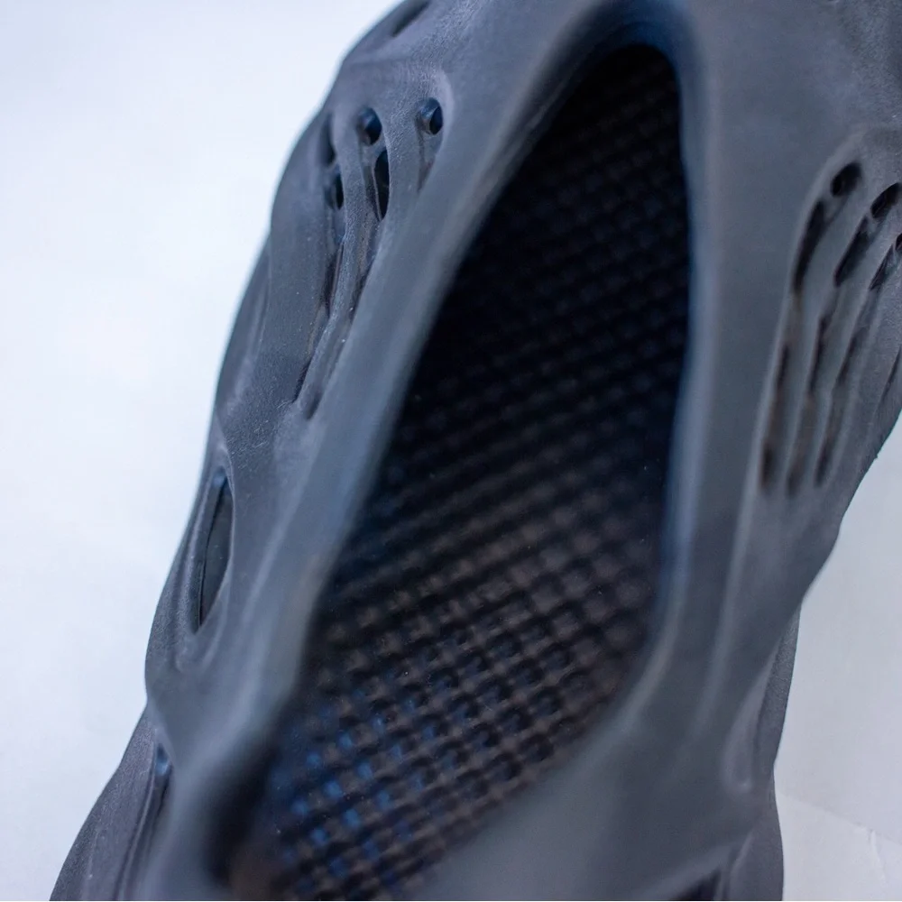 Size 8- adidas‎ Yeezy Foam RNNR Carbon